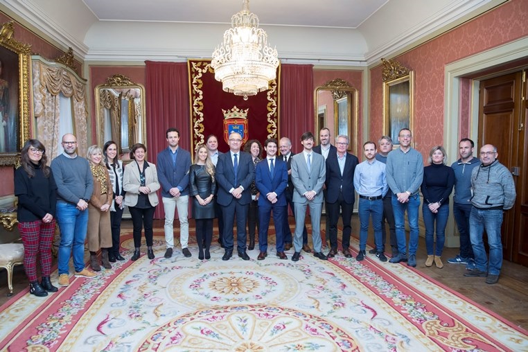 El Ayuntamiento recibe al pamplonés Juan Abascal, que ha sido galardonado con el Premio Internacional Everis 2019 a la innovación y al emprendimiento tecnológico